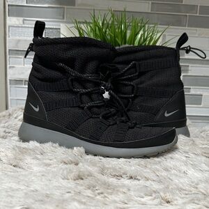 Nike Roshe One Hi Sneaker Boots 807424-001 Faux Fur Black & Gray Women’s Size 7.